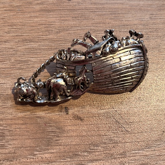 TOFA VINTAGE SILVERTONE NOAHS ART PIn, cute, stamped - Picture 5 of 5